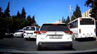"Land Cruiser" sürücüsü yol polisinin gözü qarşısında "protiv" getdi  - VİDEO