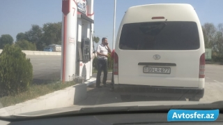 Sürücü “Lukoil” yanacaqdoldurma məntəqəsində görün nələr etdi – Siqaret, telefon... - FOTO 