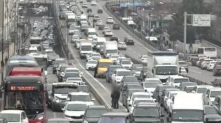 Огромная пробка на дороге Баку - Сумгайыт: Мы стоим здесь ровно час и 45 минут  - ВИДЕО