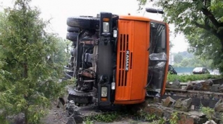 Bakı-Quba yolunda yük maşını aşıb, bir nəfər xəsarət alıb 