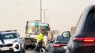 Sumqayıtda sərnişin avtobusu işıq dirəyinə çırpılıb, yaralananlar var - VİDEO 