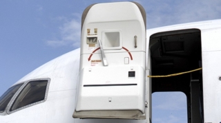 Rusiyada sərnişin təyyarəsinin qapısı uçuş zamanı açıldı - VİDEO 