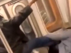 Metroda dəhşət - yaşlı qadını təpiklədi