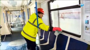 Metrodan istifadə edənlərə müraciət: "Bizə əziyyət olur, etməyin!" - VİDEO