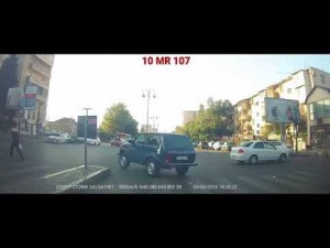 Qırmızı işığı saymayan "Niva" sürücüsü - VIDEO