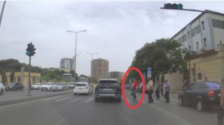 Özü qırmızıda keçir, günahı sürücüdə görüb təhqir edir - VİDEO