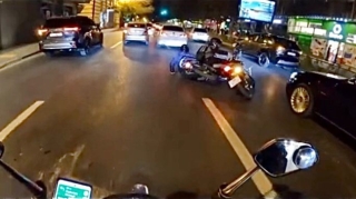 Qayda pozuntusu motosikletçiləri yerlə bir etdi   - VİDEO