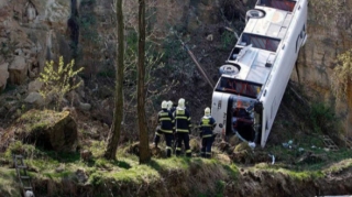 Mikroavtobus uçurumdan aşdı: 10 ÖLÜ 