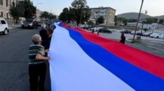 Xankəndi küçələrində  100 metrlik Rusiya bayrağı ilə aksiya