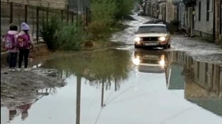 Gəncədə yağışdan sonra bəzi yerləri su basıb - VİDEO 