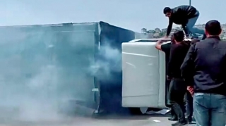 Hövsanda yük maşını aşaraq tüstüləndi, sürücünü vətəndaşlar baxın necə xilas etdi     - VİDEO