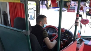 İctimai nəqliyyatda məcburi olan şəffaf arakəsmələr niyə gözə dəymir? - VİDEO 