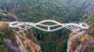 В Китае стеклянный мост необычной формы немедленно стал популярной достопримечательностью  - ФОТО - ВИДЕО