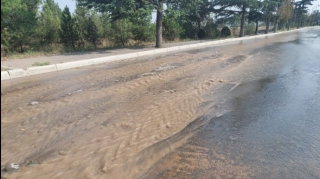 Gəncədə su borusu partlayıb, avtomobillərin hərəkətində çətinlik yaranıb   - FOTO