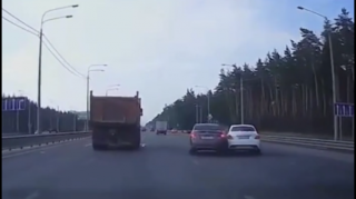 "Kamaz" kor nöqtəyə düşən maşını vurub "Mercedes"ə çırpdı  - VİDEO