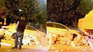 В Баку грузовик протаранил ограждение и задел два припаркованных авто - ВИДЕО