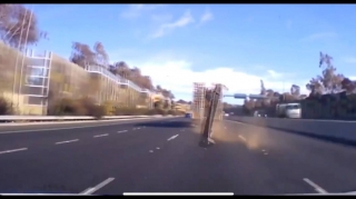 Dəmir parçası maşının şüşəsini sındırdı , sürücü...   - VİDEO