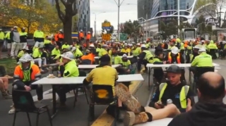 Yolun ortasına stol-stul qoyub COVID-19 qadağalarına etiraz etdilər  - VİDEO