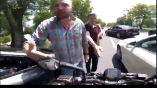 "Qoçular" motosiklet sürücüsünün qarşısını kəsib nalayiq söyüş söydülər - VİDEO