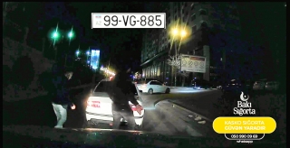 Bakıda taksi sürücüsü yolu kəsib bıçaq çıxartdı: "Bıçağı soxaram sənə" - VİDEO