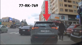 Maşını yolun ortasında saxlayan xanım sürücüdən ağlasığmaz hərəkətlər - VİDEO
