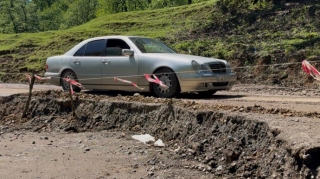 Torpaq sürüşməsi 6 kəndlə gediş-gəlişi çətinləşdirdi - FOTOLAR 