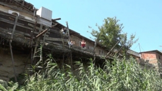 Bakıda bina sakinləri ölümlə üz-üzədir: Tikili hər an uça bilər   - VİDEO