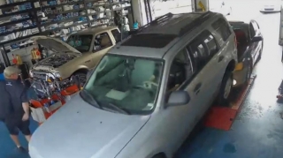 Təmir sexində qəribə qəza: növbə üstündə “savaş”?   - VİDEO