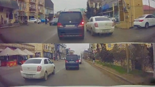Masazırda riskli manevrlər edən sürücü yolu bir-birinə qatdı   - VİDEO