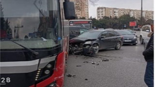 “Bakubus” avtobusu qəzaya düşdü