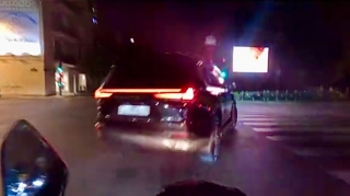 Qaydalardan bixəbər sürücü motosikletçini təhlükəyə atdı - 01-TT-011    - VİDEO