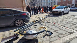  "Nissan" piyadanı vurdu, sonra da işıq dirəyinə çırpıldı  - FOTO