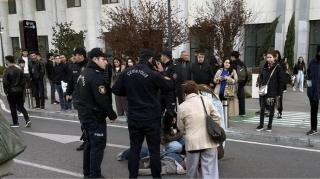 Metronun qarşısında qadını skuter vurub - VİDEO 