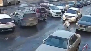 Xanım sürücü qazla tormozu səhv salıb 13 yaşlı uşağı vurdu - VİDEO 