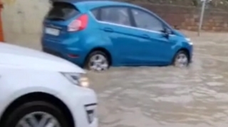 Bakı Dəmiryol Vağzalının yuxarısında yağış suları GÖLMƏÇƏ YARATDI  - VİDEO