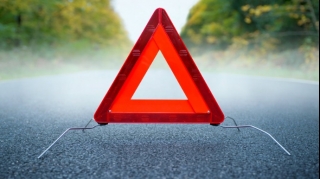 Yevlaxda avtomobil motoroller ilə toqquşub, ölən var