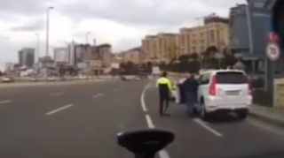 Bakıda qayda pozan sürücünü saxlayan yol polisi hərəkəti çətinləşdirdi - VİDEO