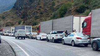 Количество ожидающих проезда через границу РФ с Грузией автомобилей выросло