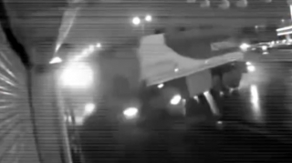 Yanacaq daşıyan yük avtomobili evə çırpıldı - VİDEO 