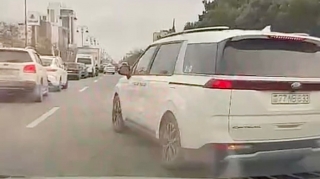 Dönmə işığını yandırıb istədiyi kimi hərəkət edən sürücü təhlükə yaratdı  - VİDEO