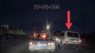 В Баку нетерпеливый водитель проехался по обочине — ВИДЕО 
