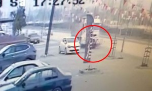 Yük maşını piyadanın üstündən keçdi - VİDEO