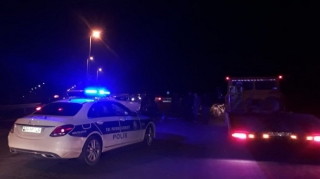 Göygöldə minik maşını aşıb