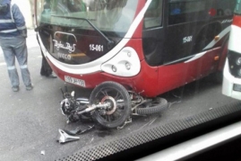 Bakıda sərnişin avtobusu motosikletlə toqquşdu, xəsarət alan var 
