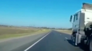 Beyin yatıb, göz açıq: Yük maşını qəzaya səbəb oldu  - VİDEO