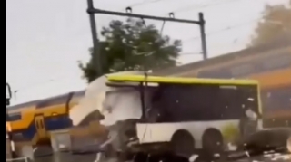 Şlaqbaumu keçən avtobusu qatar vuraraq parçaladı - VİDEO