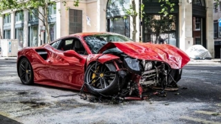 Milyonluq avtoqəza: “Ferrari” “McLaren”ə çırpıldı - VİDEO