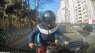 Yasamalda qəza törədən moto kuryer hadisə yerindən qaçdı    - REAL VİDEO