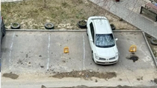 Binəqədidə parklanma problemi: "Pul alıb, əraziyə dəmir dirək basdırır"  - FOTO