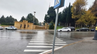 Şəhidlər Xiyabanının qarşısında illərdir dəyişməyən mənzərə - FOTO